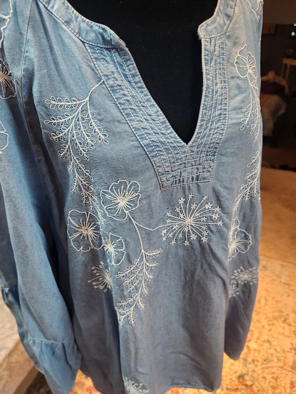 FDJ Blue Chambray Floral Embroidered V-Neck Peasant Top XL Slight Sparkles Boho - Picture 8 of 9